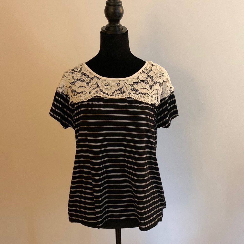 Lace Neckline Tshirt